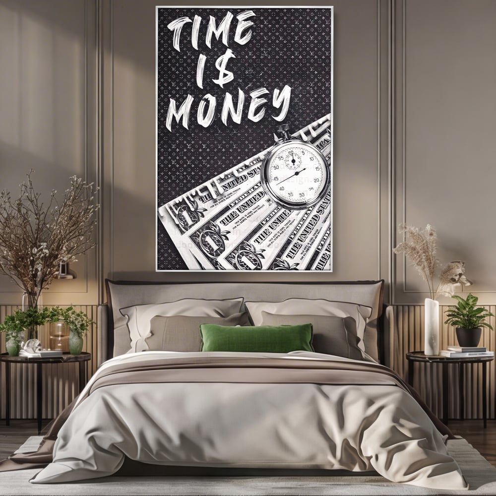 Tablou canvas cu tablou motivational cu bani si ceas, in rama de aluminiu argintiu, pe perete intr-un dormitor